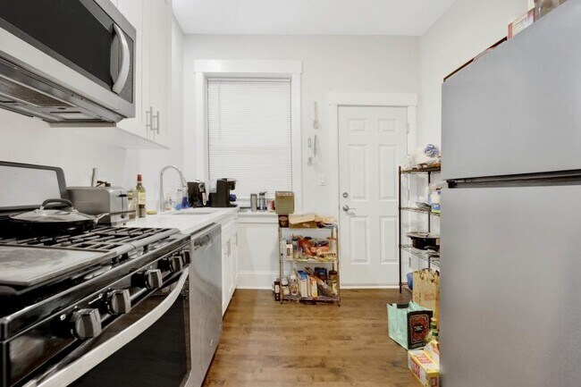 Building Photo - 3 bedroom in Chicago IL 60613