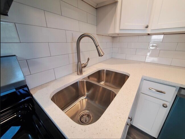 Building Photo - 943 W 59th St