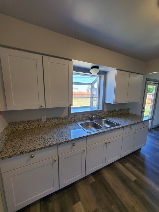Building Photo - 2 Bedroom home with RV parking and large y...