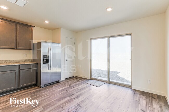 Building Photo - 1032 W 20th St