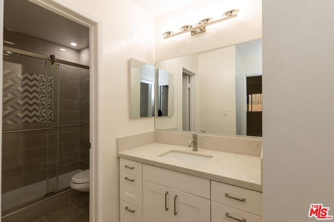 Building Photo - 1033 6th St