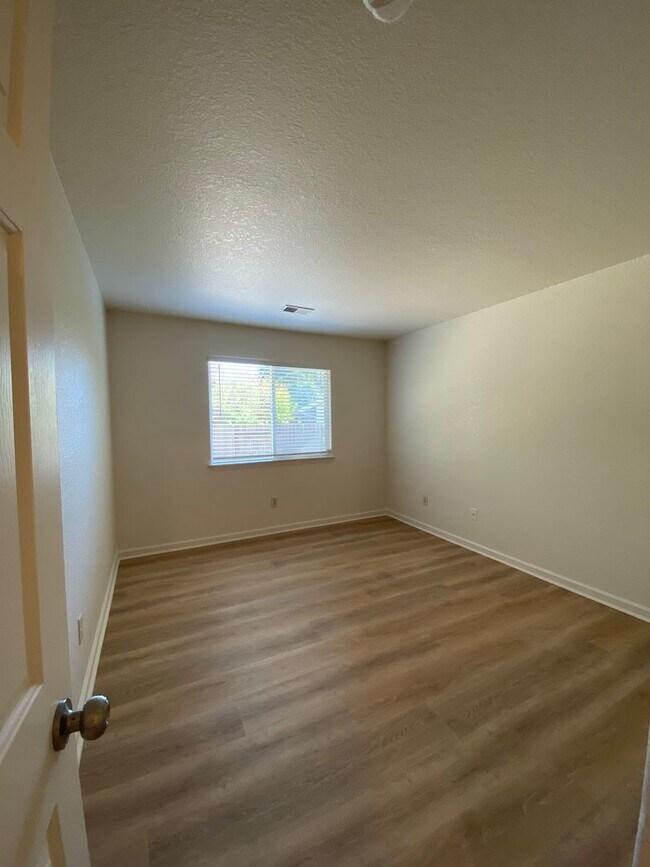 Building Photo - Vacaville 3bed/2bath home! Open floor plan...