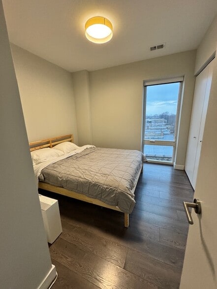 Building Photo - 2407 W Eastwood Ave