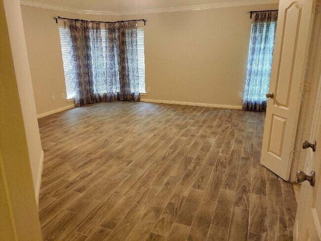 Building Photo - 215 Heathbrook Ln