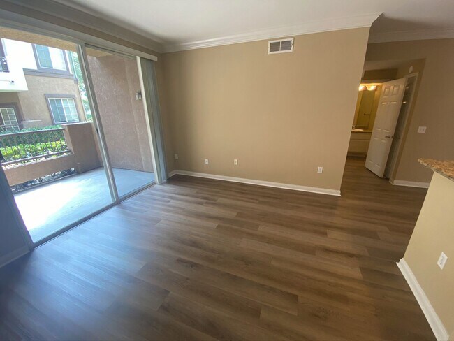 Building Photo - r0299