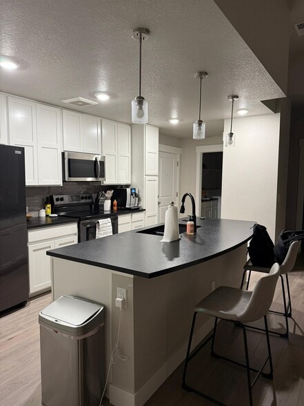 Building Photo - 827 Schlagel St