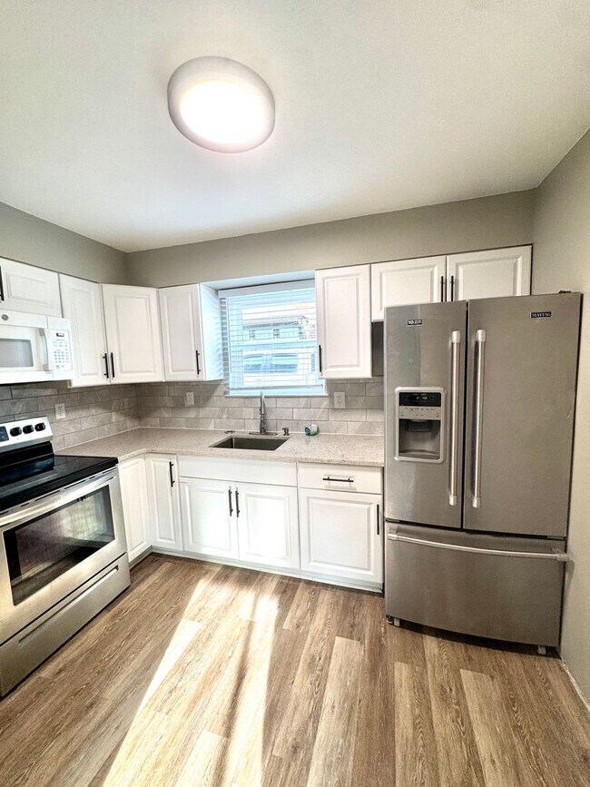 Building Photo - 828 N Sherman St