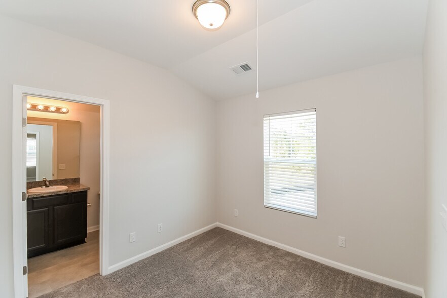 Building Photo - 1091 Autumns Wood Cir E