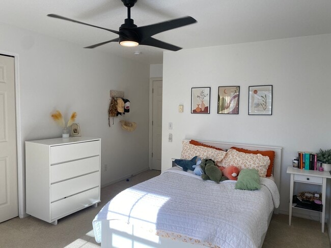 Building Photo - Location Location Location ~2 Bedroom 2.5 ...