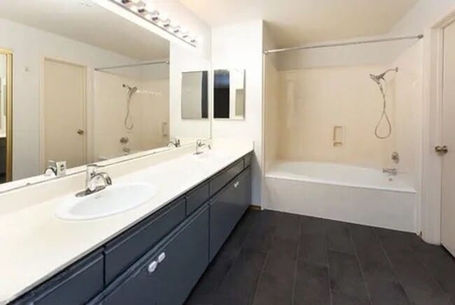 Building Photo - Amazing 2BR/2BA Townhome w/ Parking, In-Un...