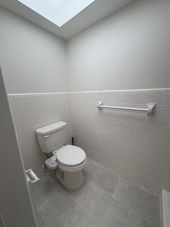 Building Photo - 210 Delido Ct