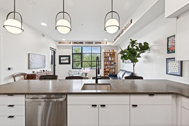 Building Photo - Hip Strip Furnished Condo in Reed Building $2,500 / Month - DATES NEGOTIABLE