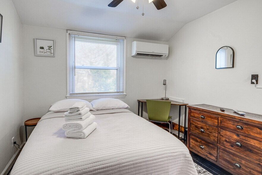 Building Photo - 2430 S Oakland St