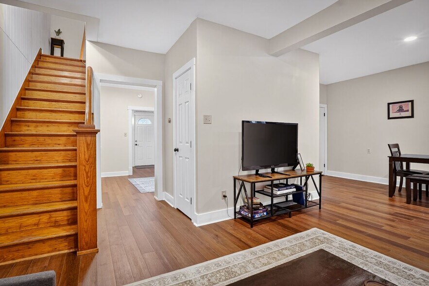 Building Photo - 3225 Mary St