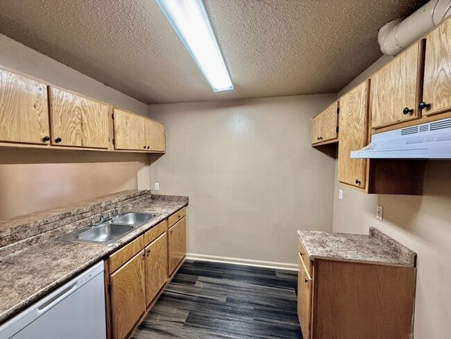 Building Photo - Three Bedroom Apartment with Spacious Dining and Living Area