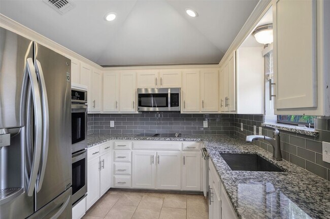 Building Photo - 2412 Ables Dr
