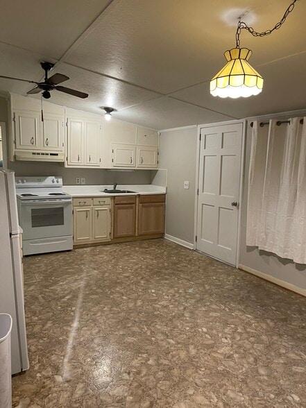 Building Photo - 298 Persimmon St