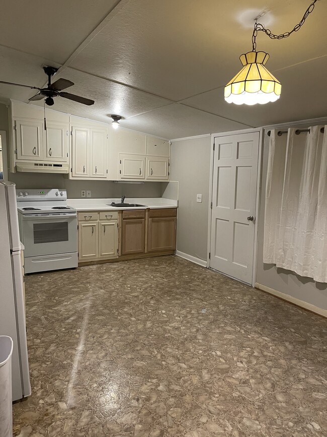 Building Photo - 298 Persimmon St