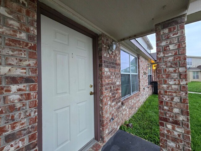 Building Photo - 2805 Kerrville Ct