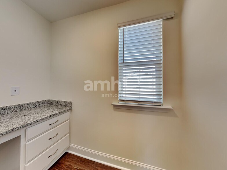 Building Photo - 117 Thatchet Dr