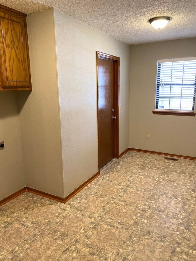 Building Photo - Renovated Rental in NW OkC!