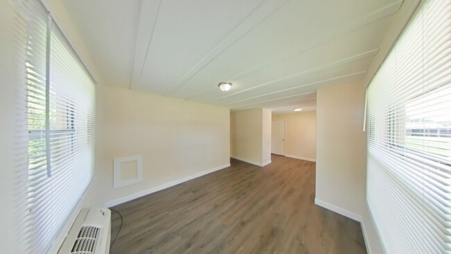 Building Photo - Beautiful 2/1 Duplex - Convenient Location
