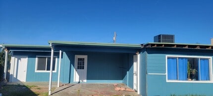 Building Photo - 102 W Basic Rd