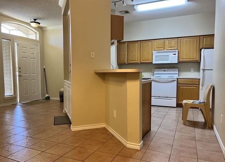 Building Photo - 215 Navarro Dr