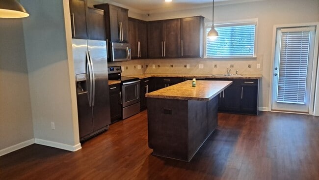 Building Photo - Spacious 3 Bed 2.5 Bath Townhome