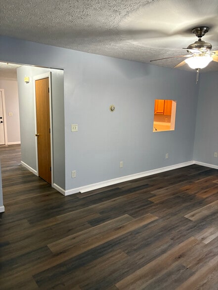 Building Photo - 1112 1/2 Hocking Rd