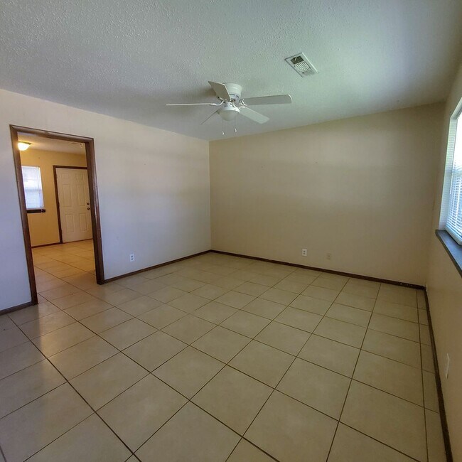 Building Photo - 2429 N Market Ave