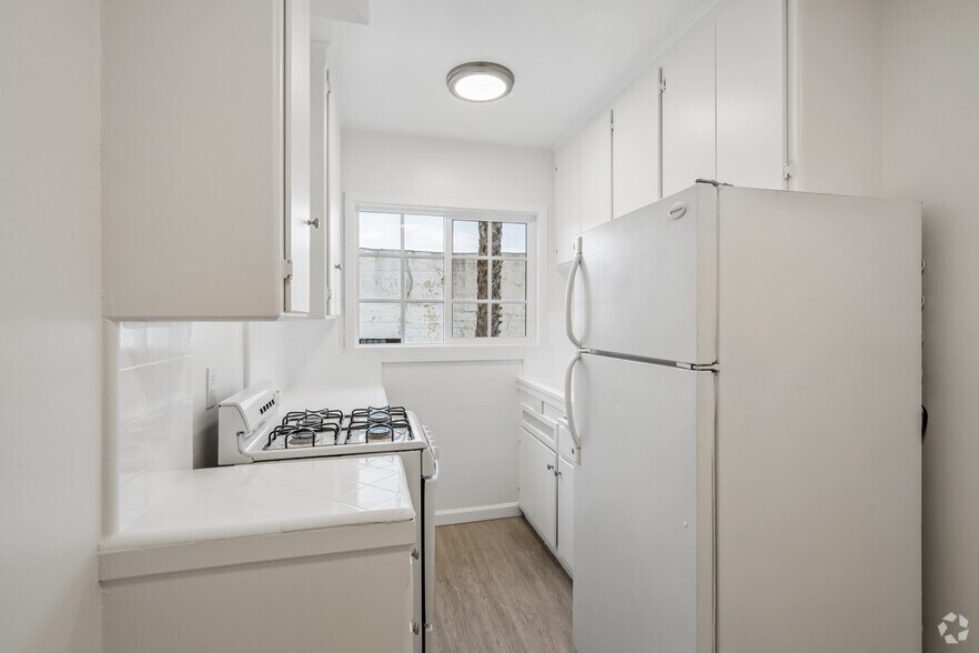 Studio, 1BA - 400SF - Kitchen - 1601 N Normandie Ave