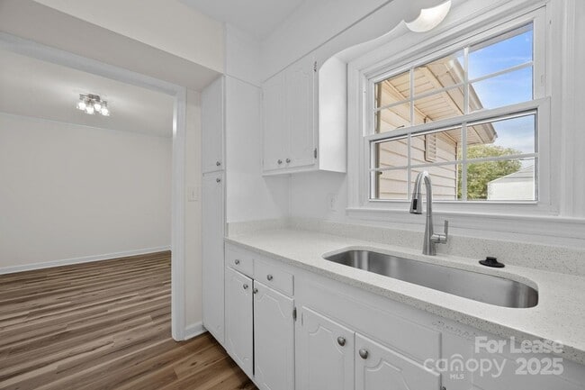 Building Photo - 922 McAlway Rd