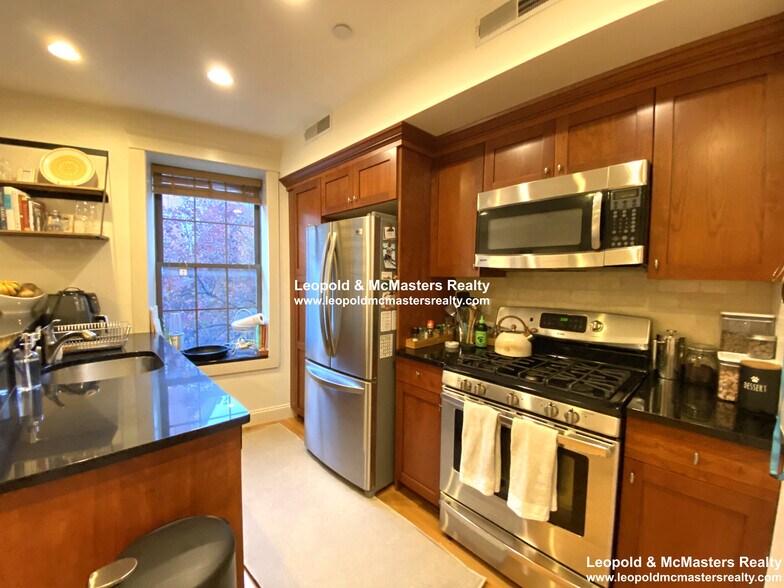 Building Photo - 469 Hanover St