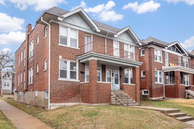 Building Photo - Meryl Wears Prada