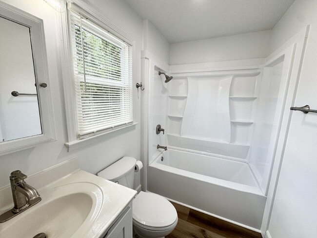 Building Photo - Easy living in Easley