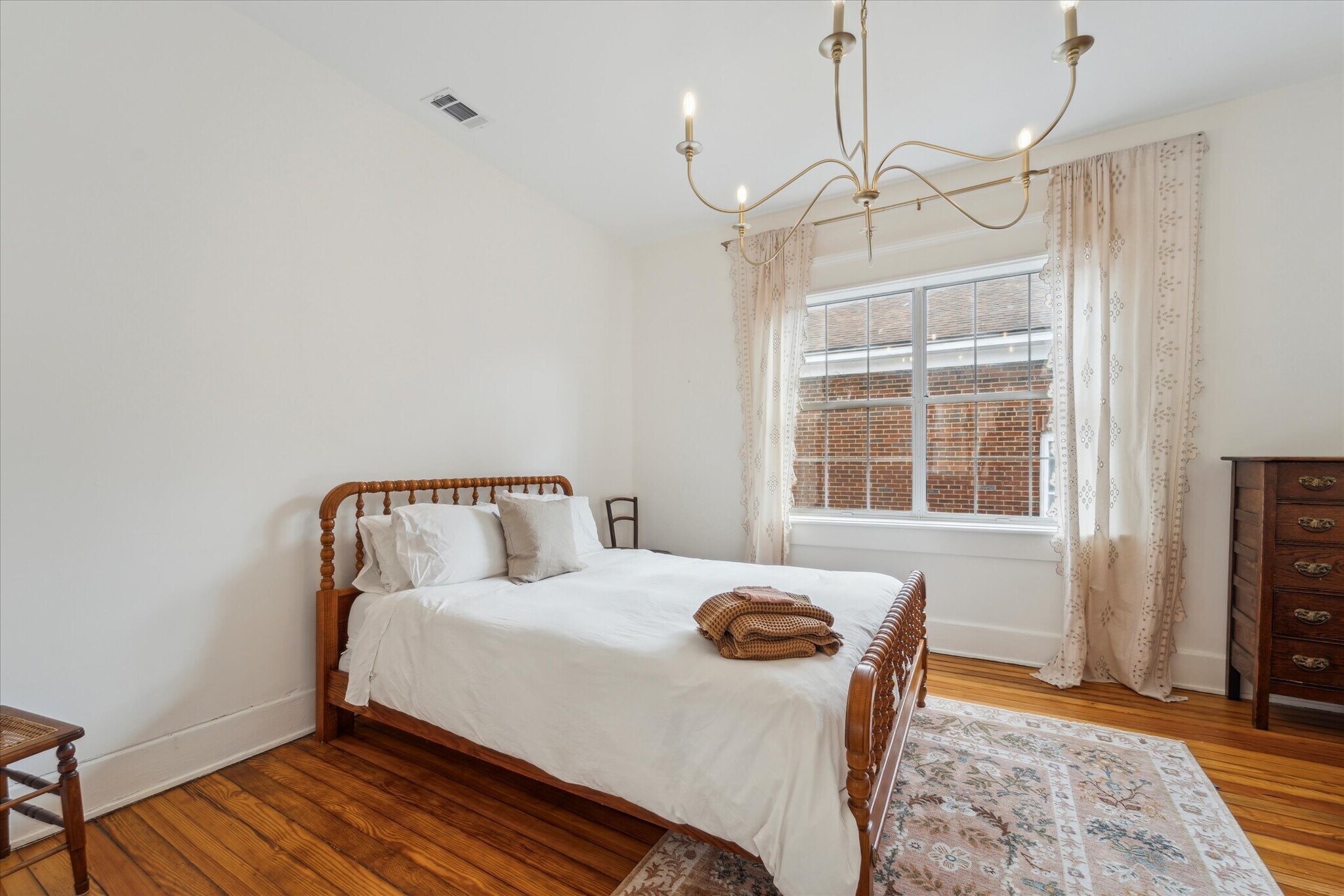Building Photo - 211 W 40th St