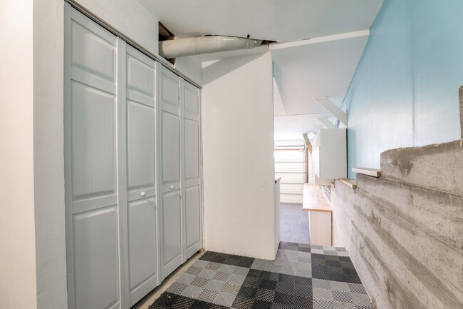 Building Photo - Charming 3 Bedroom and 2 Bath Home in Glen...