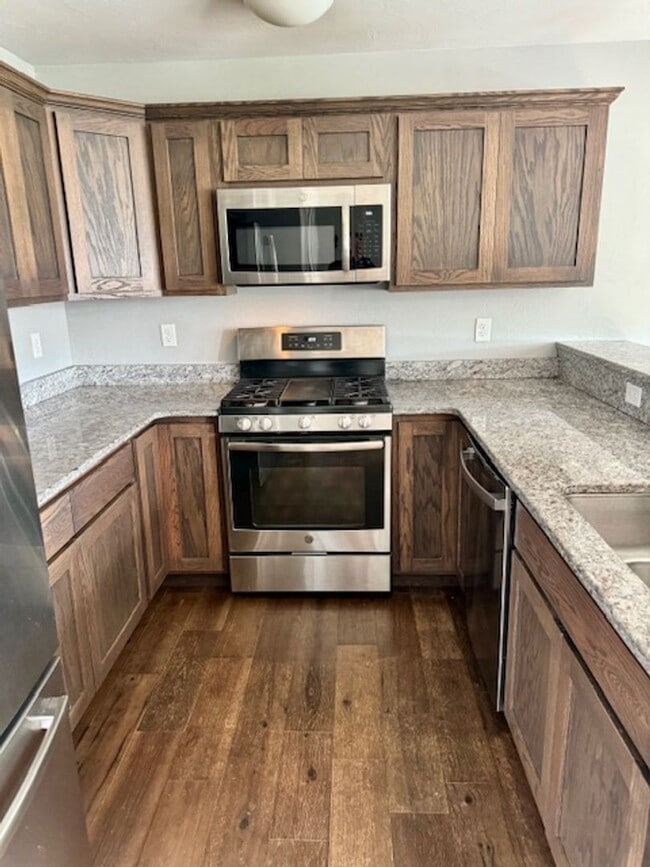 Building Photo - 3 Bedroom, 2 1/2 Bathroom Townhouse -2 weeks free rent with 1-year lease-