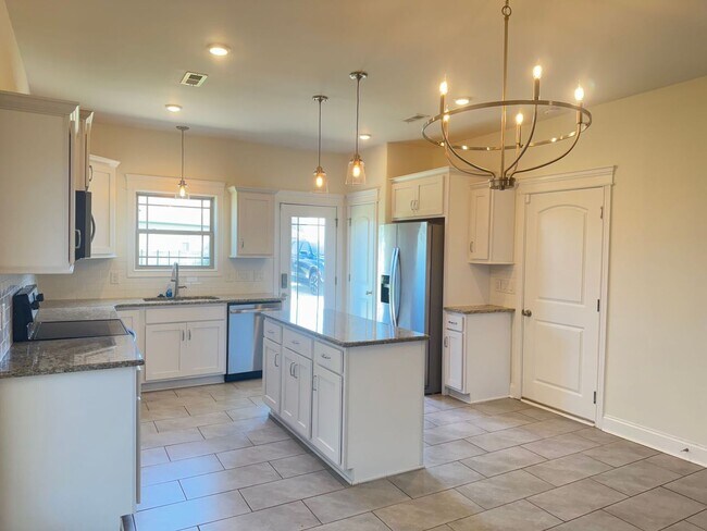 Building Photo - Beautiful 5 Bedroom, 2.5 bath Home in Hick...