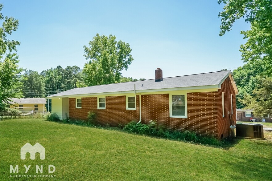 Building Photo - 706 Pond St