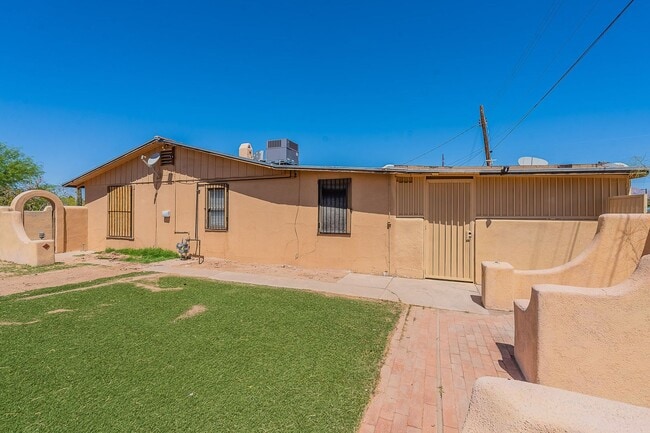 Building Photo - Spacious 4 bed 2 bath