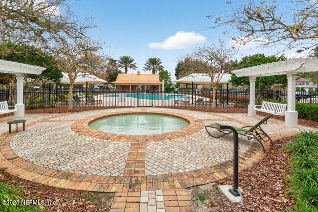 Building Photo - 411 Walnut Dr