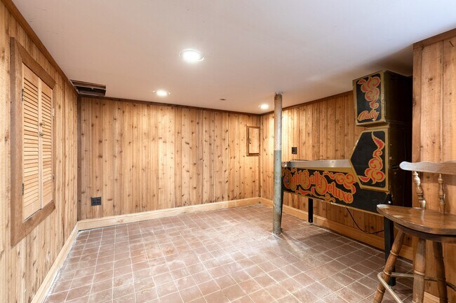 Building Photo - 447 Gittings St