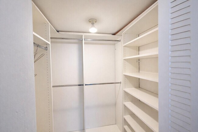 Building Photo - 5300 NE 24th Terrace