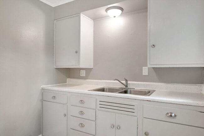 Building Photo - Sublease Available February 1st, 2026- Cha...