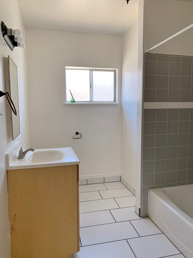 Building Photo - 3 Bedroom in Hollister