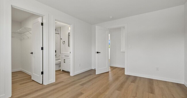 Building Photo - Remodeled 5BR Vintage Gem in Prime West Se...