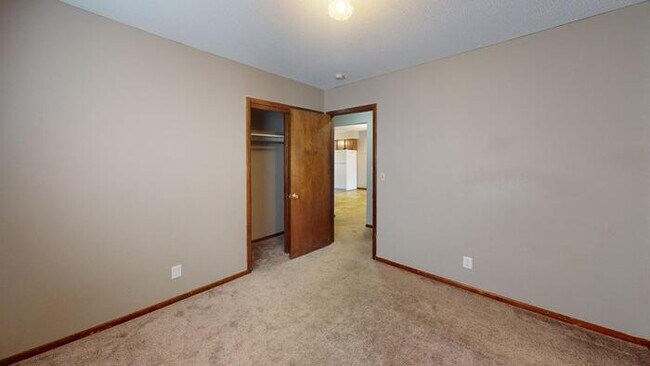 Building Photo - 912 E Owens Ave