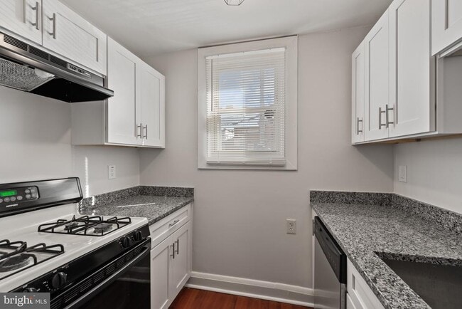 Building Photo - 733 S Conkling St